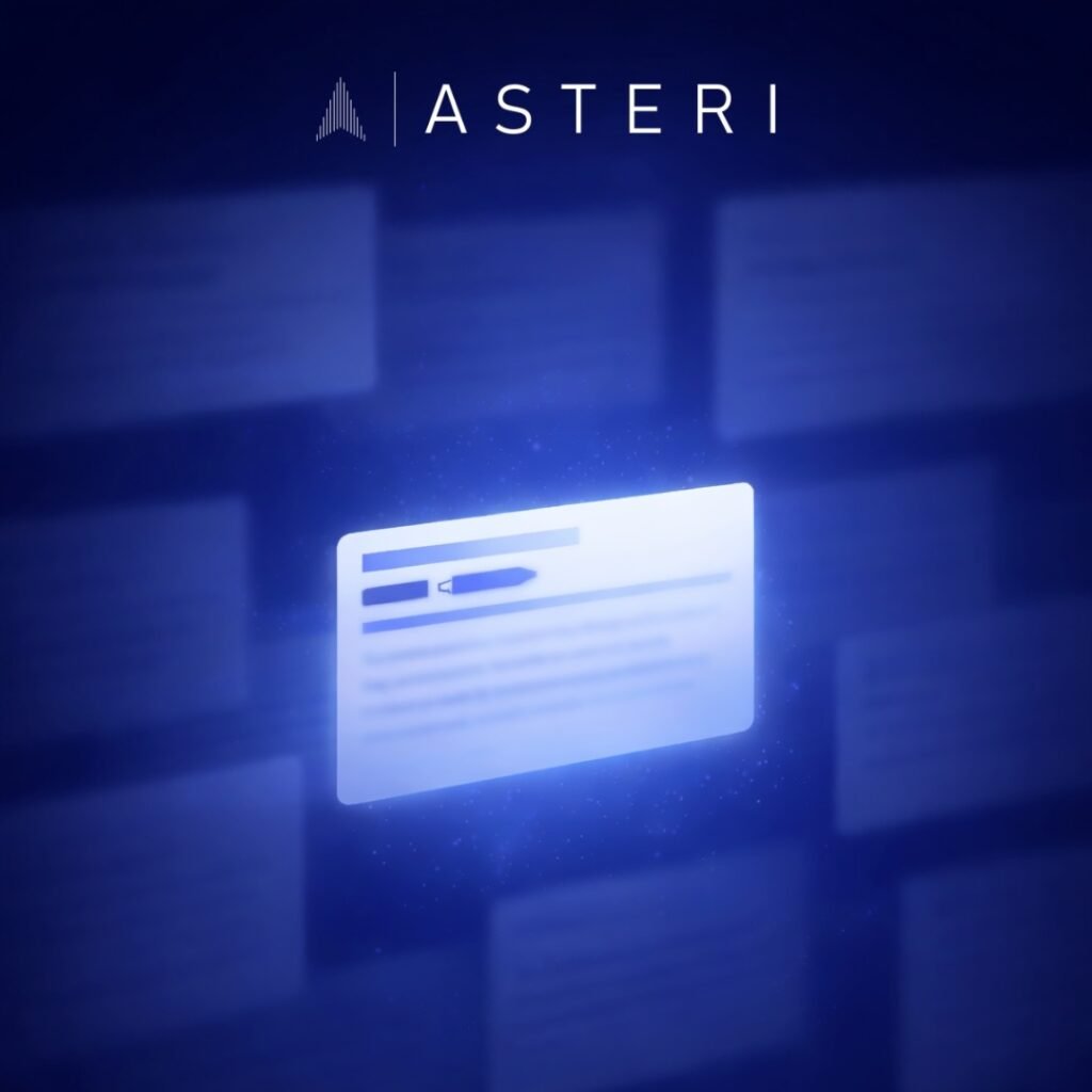 Minimalistinis kvadratinis vizualas su švytinčia informacijos kortele centre ir išblukusiais tekstiniais blokais fone, simbolizuojantis AI paiešką ir struktūruotą turinį.